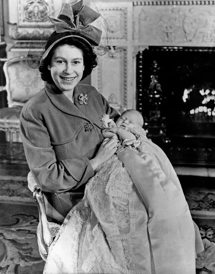 La reina Isabel II y el príncipe Carlos en el Palacio de Buckingham en 1948.