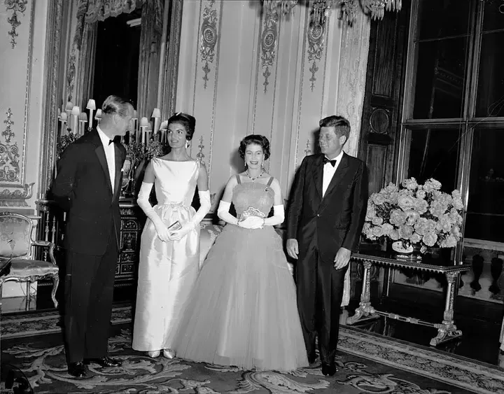 El presidente John Kennedy con su esposa Jackie, reunidos con la reina y el duque de Edimburgo en el Palacio de Buckingham en Londres, 1961.