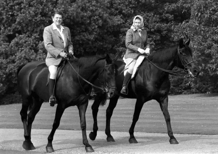 El presidente de Estados Unidos Ronald Reagan monta a caballo en el parque de Windsor con la reina.