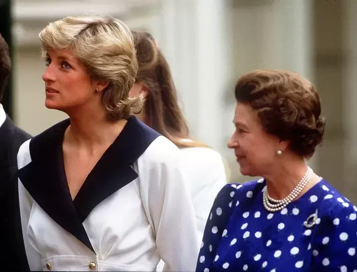 La princesa Diana con la reina Isabel II en el 87º cumpleaños de la reina madre, en Clarence House, en 1987.