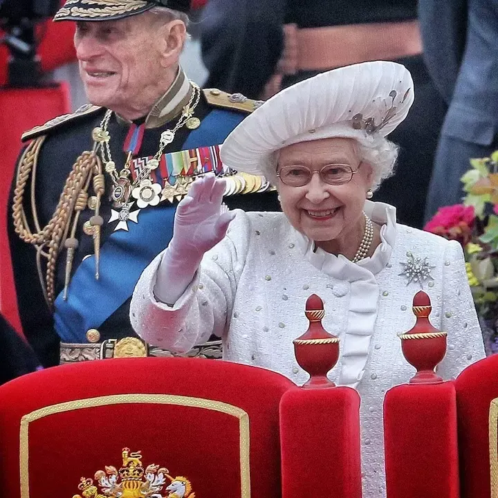 La reina Isabel II y el príncipe Felipe de Edimburgo durante el desfile fluvial del Jubileo de Diamante en 2012.