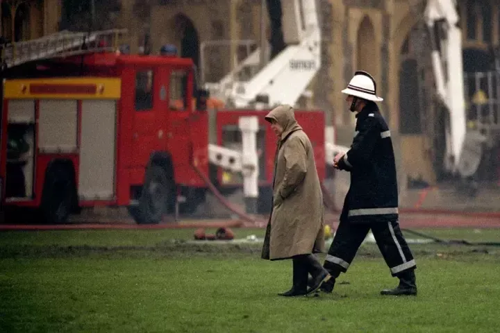 La reina en el Castillo de Windsor tras el incendio de 1992.