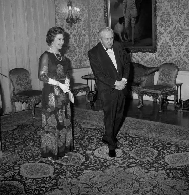 La reina en el 10 de Downing Street en la cena de despedida del primer ministro saliente Harold Wilson.