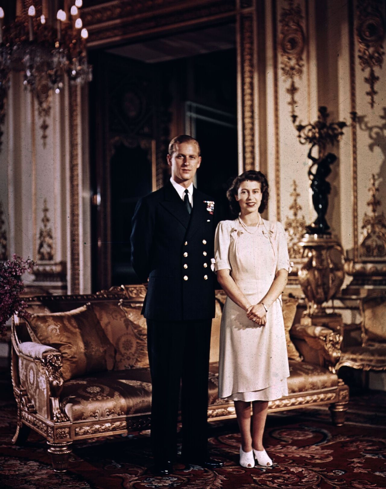 Με τον Πρίγκιπα Φίλιππο, Δούκα του Εδιμβούργο στο Παλάτι του Μπάκιγχαμ, λίγο πριν τον γάμο τους το 1947.