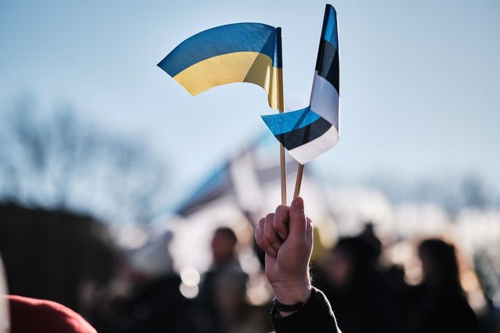 Banderas de Ucrania y Estonia.