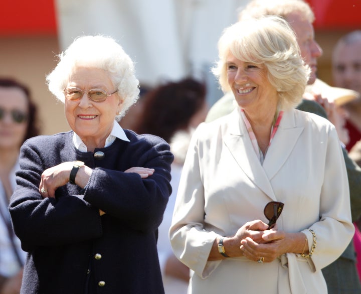 La reina Isabel II y Camila, duquesa de Cornualles, en una imagen de mayo de 2015, en Windsor.
