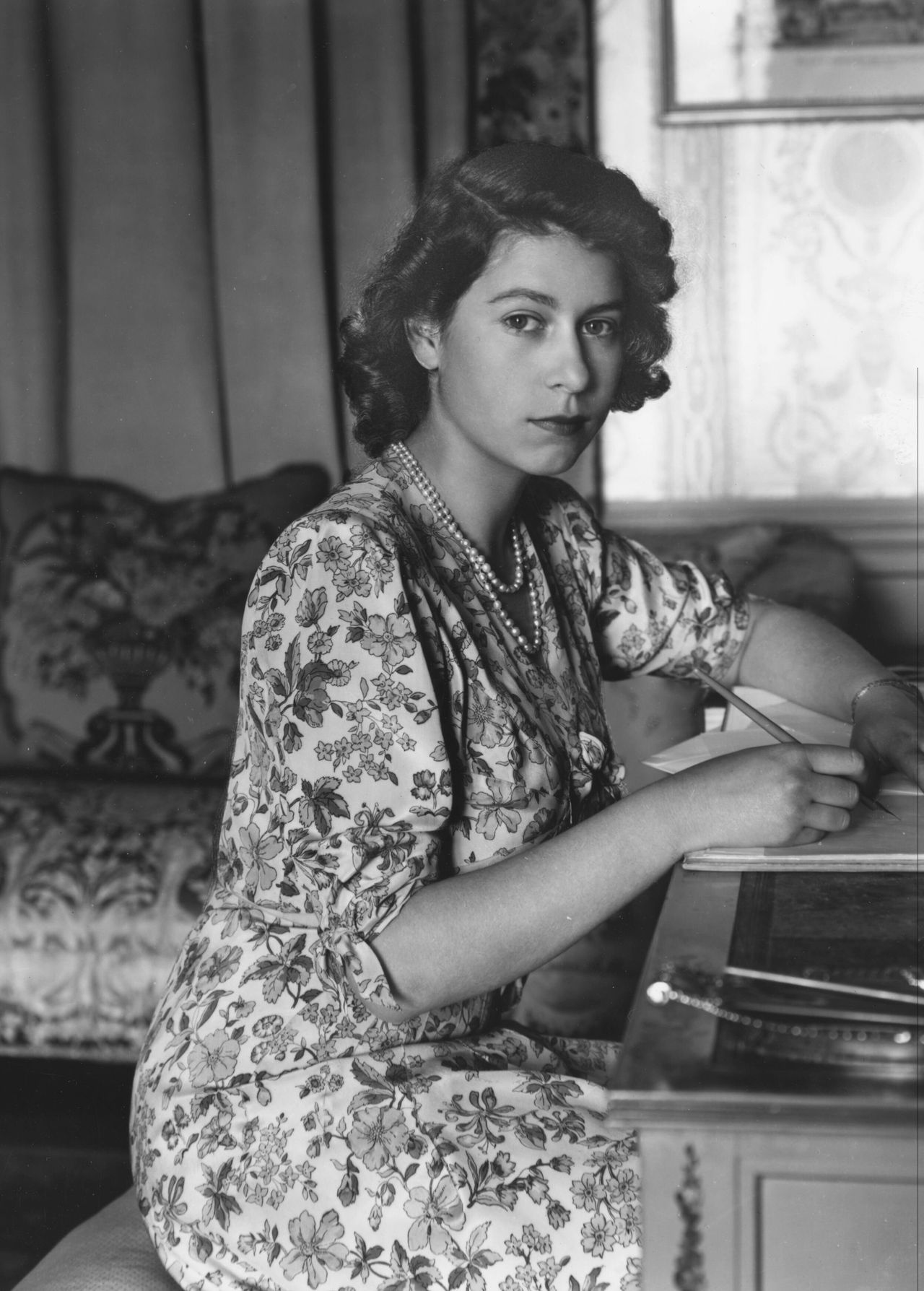 Γράφοντας στο γραφείο της στο Κάστρο του Γουίντσορ, το 1944.