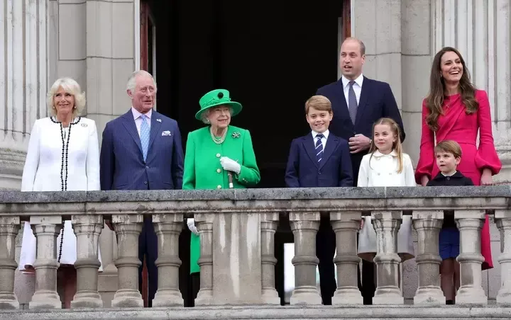 La reina en junio de 2022 con sus herederos más inmediatos.
