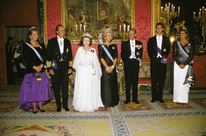 La reina Isabel y el príncipe Felipe, con la entonces familia real española, en su viaje a España en 1988.