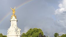  Double Rainbow Appeared Over Buckingham Palace Right Before News Of Queen&rsquo;s Death