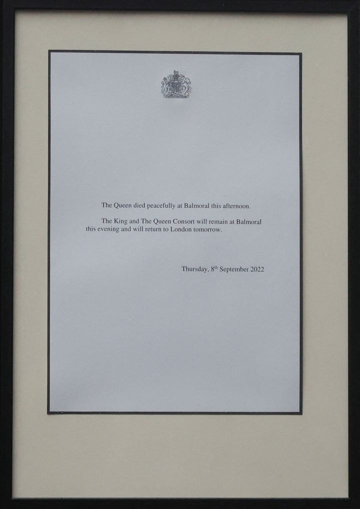 Μια ανακοίνωση του θανάτου της βασίλισσας Ελισάβετ εμφανίζεται σε έναν φράκτη έξω από το Παλάτι του Holyroodhouse, στο Holyrood, Εδιμβούργο, Σκωτία, Βρετανία, 8 Σεπτεμβρίου 2022