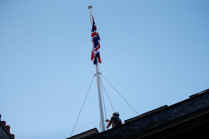 Η σημαία του Ηνωμένου Βασιλείου κυμματίζει μεσίστια αφού η βασίλισσα Ελισάβετ, η μακροβιότερη μονάρχης της Βρετανίας και η κεφαλή του έθνους εδώ και επτά δεκαετίες, πέθανε σε ηλικία 96 ετών, σύμφωνα με τα Ανάκτορα του Μπάκιγχαμ, στην Ντάουνινγκ Στριτ στο Λονδίνο, Βρετανία, στις 8 Σεπτεμβρίου 2022.