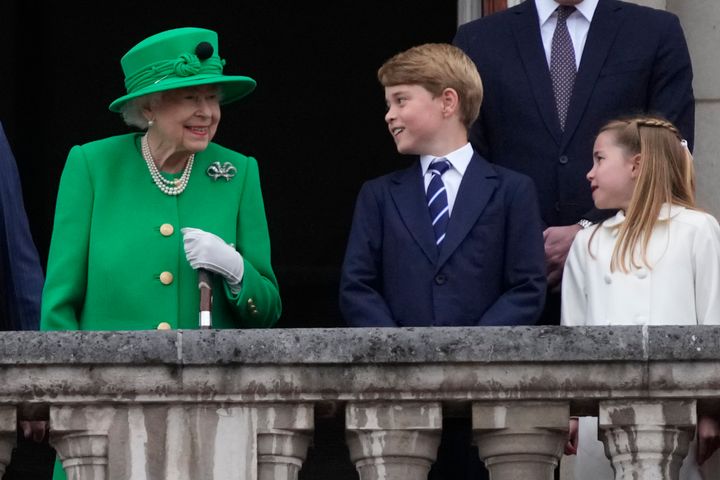La reina Isabel II junto a George y Charlotte en el Jubileo de Platino.