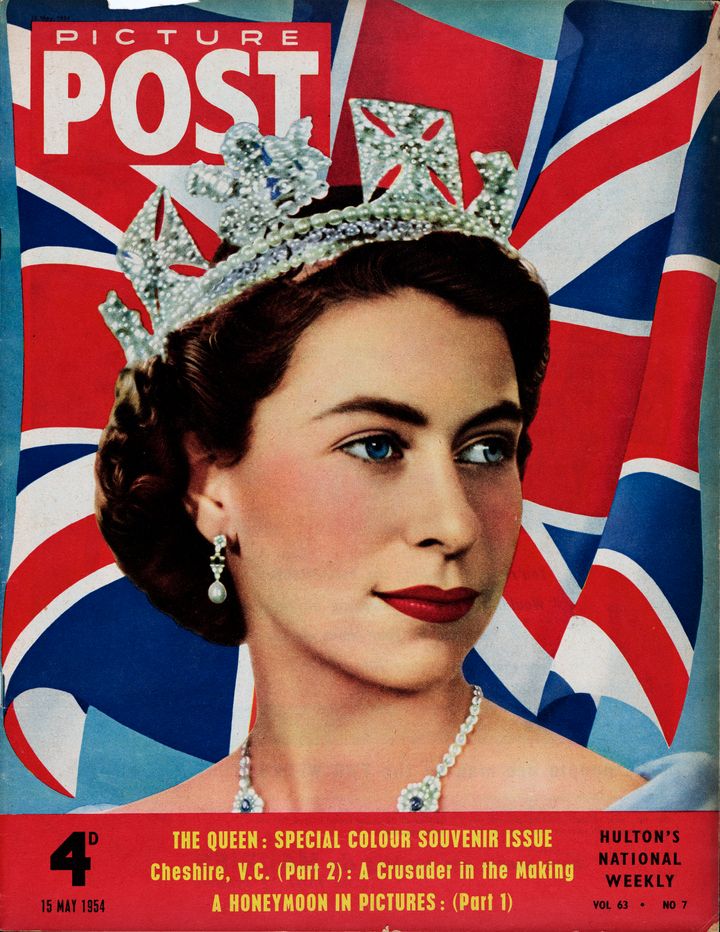 15 Μαΐου 1954: Η βασίλισσα Ελισάβετ εξώφυλλο του περιοδικού Picture Post με φόντο την βρετανική σημαία. 