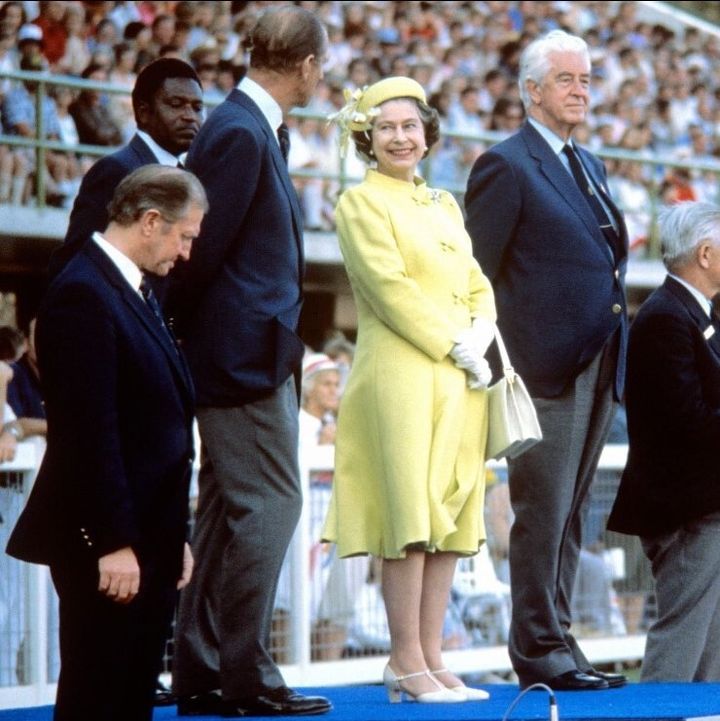1982. Η Ελισάβετ κι ο Φίλιππος παρακολουθούν την τελετή λήξης των Αγώνων της Κοινοπολιτείας στο Μπρισμπέιν της Αυστραλίας.