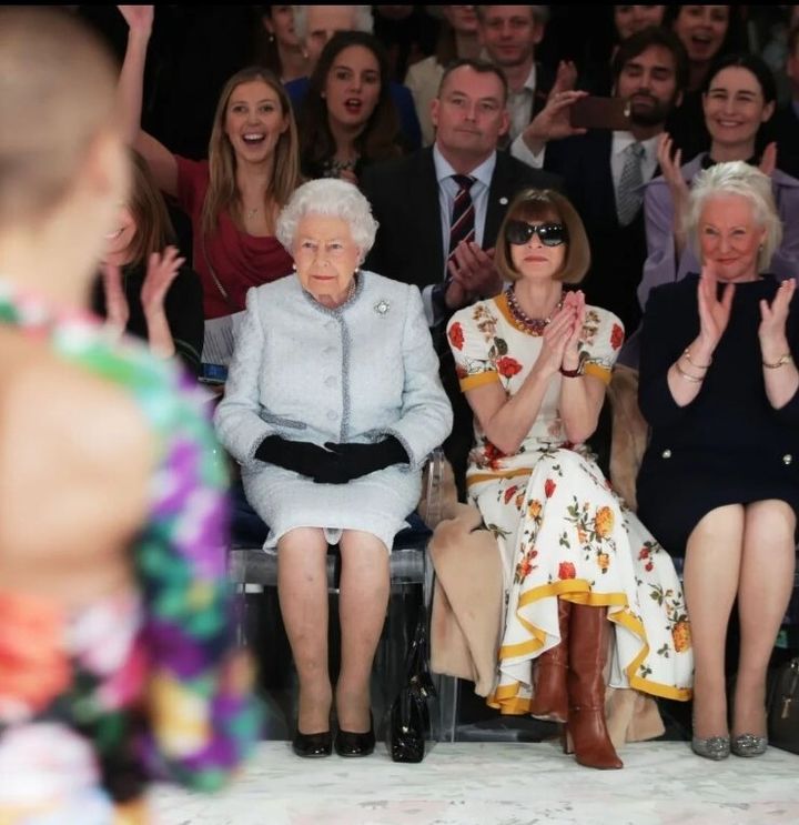 2018: Η Ελισάβετ παρακολουθεί επίδειξη μόδας του London Fashion Week δίπλα στην Αννα Γουίντουρ.