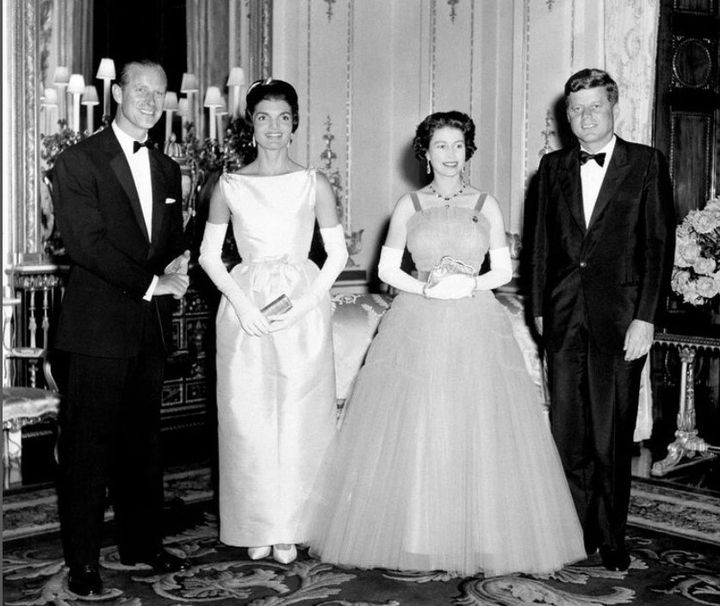1961: Η Ελισάβετ κι ο Φίλιππος μόλις έχουν καλωσορίσει τον Τζον Φ. Κέννεντι και τη σύζυγό του, Τζάκι, στο παλάτι του Μπάκινγχαμ
