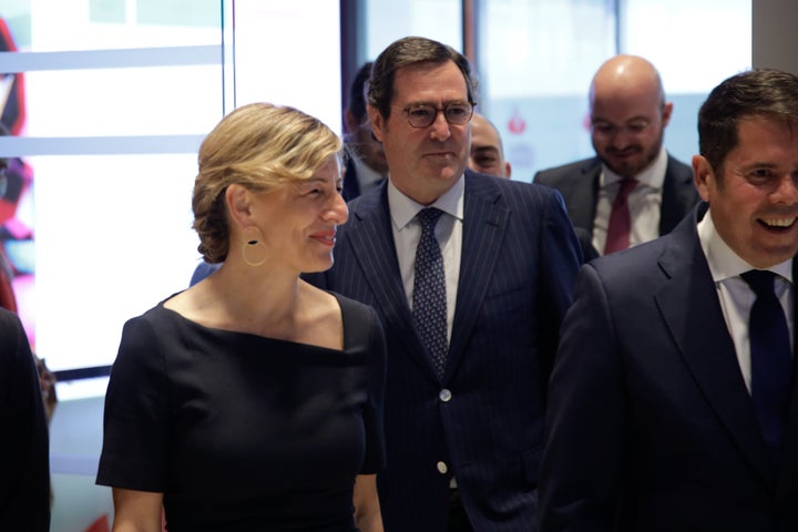 La vicepresidenta segunda del Gobierno y ministra de Trabajo, Yolanda Díaz, y el presidente de la CEOE, Antonio Garamendi.