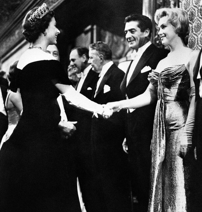 1956: Η Ελισάβετ χαιρετά την Μέριλιν Μονρόε πριν την πρεμιέρα της ταινίας The Battle of the River Plate
