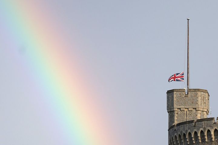 半旗が掲げられたウィンザー城の上空に現れた虹（2022年9月8日）
