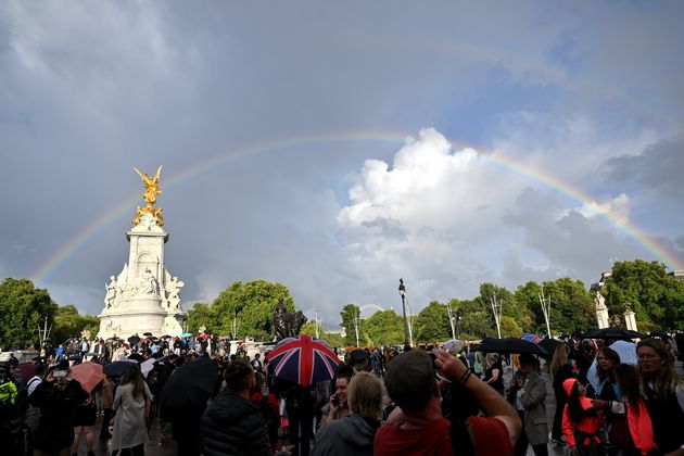 バッキンガム宮殿の上空に出現した虹（2022年9月8日）