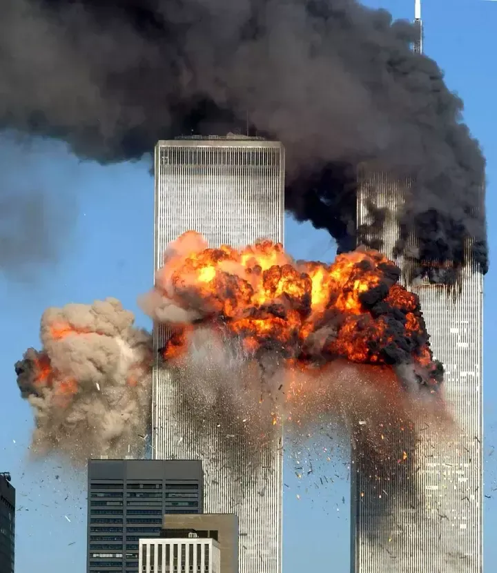 ハイジャックされた航空機が衝突し、炎上する世界貿易センタービル（ニューヨーク、2001年9月11日）