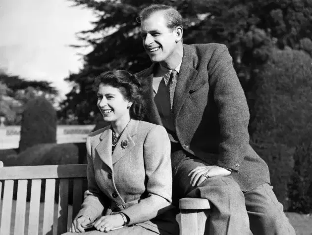 新婚当時のエリザベス英女王（左）とフィリップ殿下（イギリス・ハンプシャー州） 撮影日：1947年11月25日