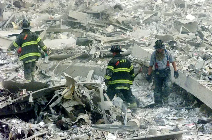 世界貿易センタービルの崩落現場で救助活動をする消防士ら