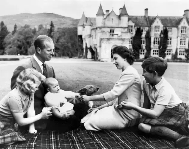 エリザベス女王一家。（左からアン王女、フィリップ殿下、アンドリュー王子、エリザベス女王、チャールズ皇太子）September 8, 1960