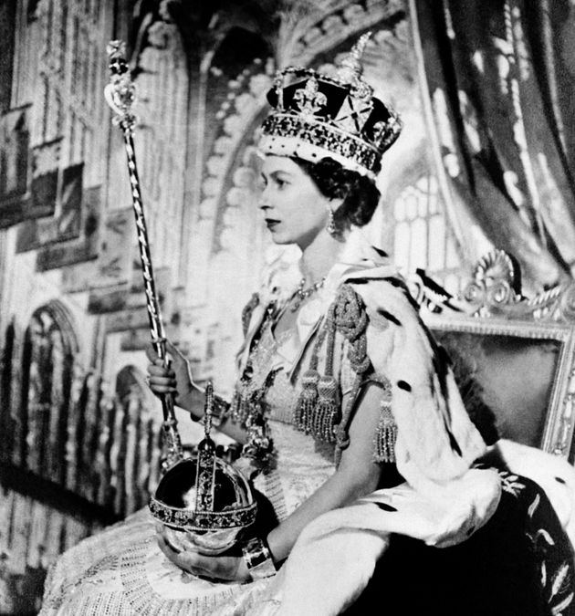 1953年6月2日にウェストミンスター寺院で開かれた戴冠式で即位するエリザベス女王