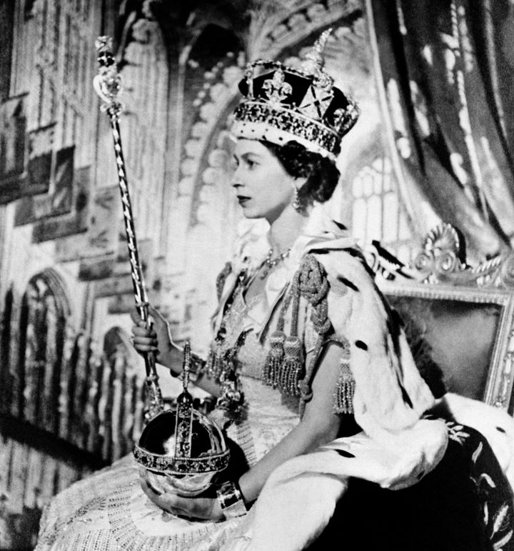 1953年6月2日にウェストミンスター寺院で開かれた戴冠式で即位するエリザベス女王