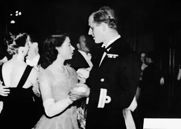 エリザベス王女と踊る、婚約者のフィリップ・マウントバッテン大尉（1947年）