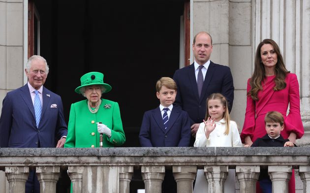 左から、チャールズ皇太子、エリザベス女王、ジョージ王子、ウィリアム王子、シャーロット王女、キャサリン妃、ルイ王子（2022年6月5日、イギリス・ロンドン）