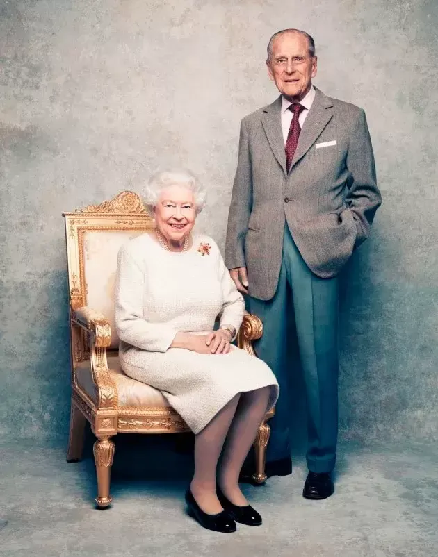結婚７０年を迎えるエリザベス英女王（左）とフィリップ殿下＝英王室が１９日公表（イギリス）