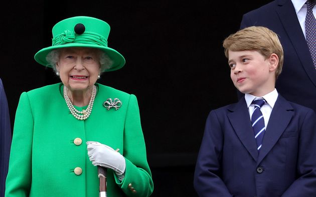 即位70周年記念式典に出席したエリザベス女王とジョージ王子（2022年6月5日）