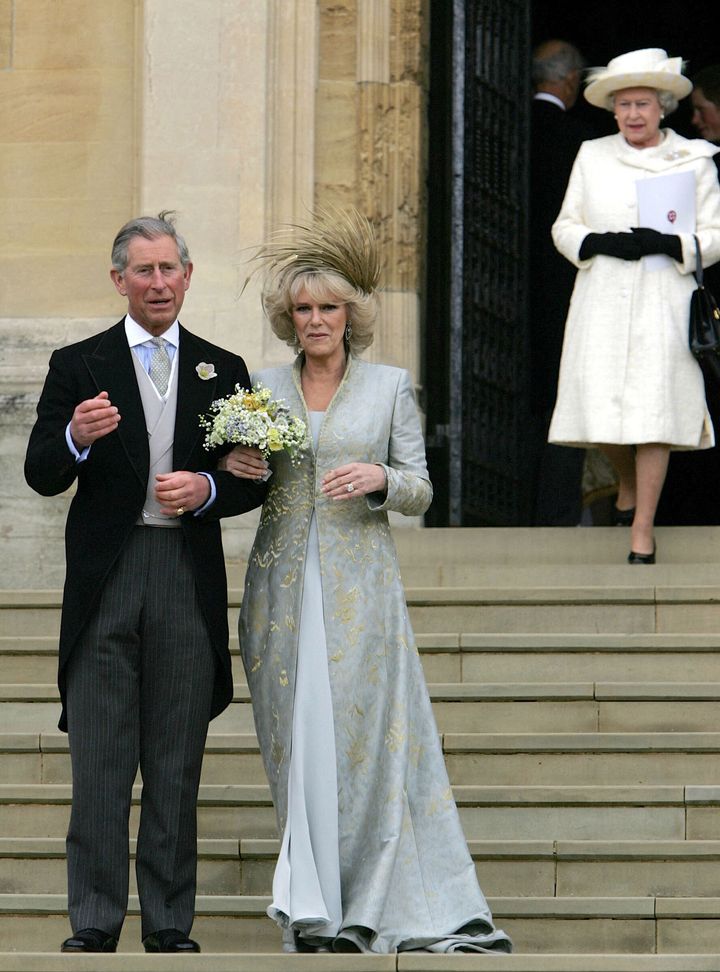 Από τον γάμο τους με τον Κάρολο στις 9 Απριλίου του 2005 και στο βάθος η Βασίλισσα Ελισάβετ.