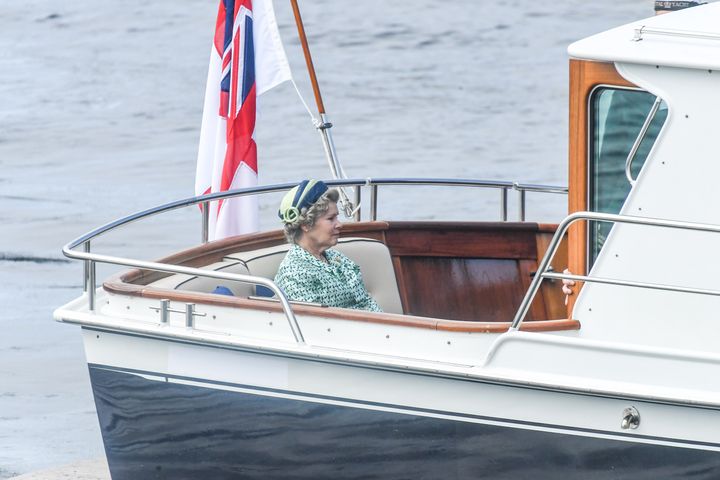 Η ηθοποιός Ιμέλντα Στάντον που θα ενσαρκώσει τη βασίλισσα Ελισάβετ στη νέα σεζόν του «The Crown», στα γυρίσματα της σειράς, 2 Αυγούστου 2021, στη Σκωτία.