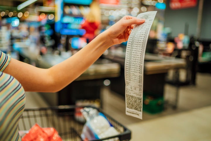 Una mujer comprueba la factura final de su compra. Lord Henri Voton via Getty Images.