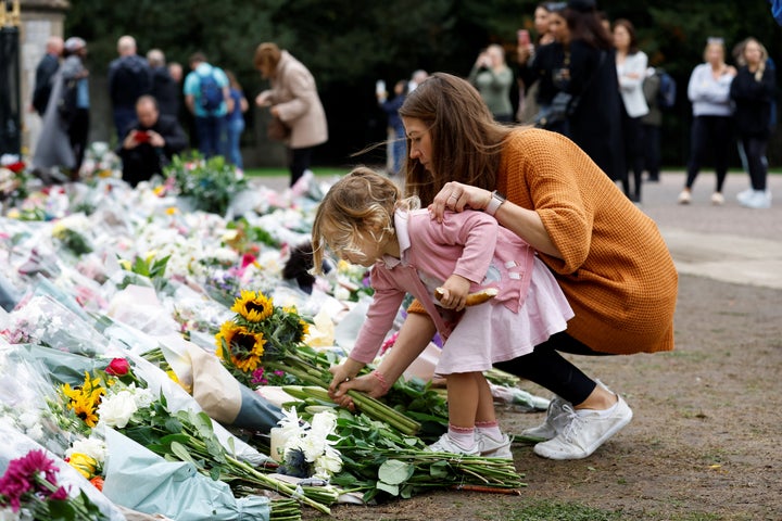 Ciudadanos británicos muestras sus condolencias en el Palacio de Buckingham, tras la muerte de Isabel II.