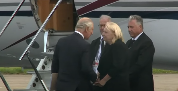 Carlos III, instantes antes de tomar el avión a Londres desde el aeropuerto de Aberdeen.
