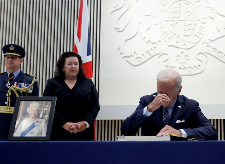 El presidente estadounidense, Joe Biden, durante la firma en el libro de condolencias por la muerte de Isabel II.