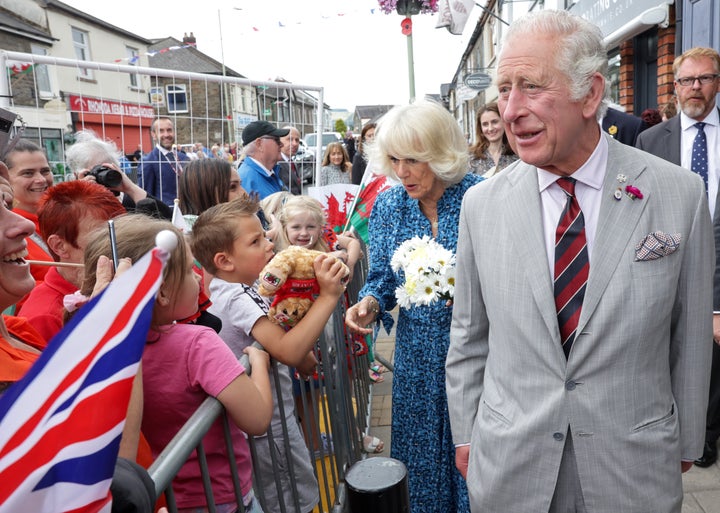 Carlos y Camila, el pasado 5 de julio en una visita a Rhondda, Gales.