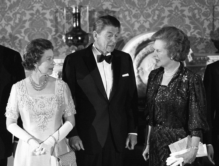 Η Βασίλισσα με τον Ρόναλντ Ρίγκαν και τη Μάργκαρετ Θάτσερ.