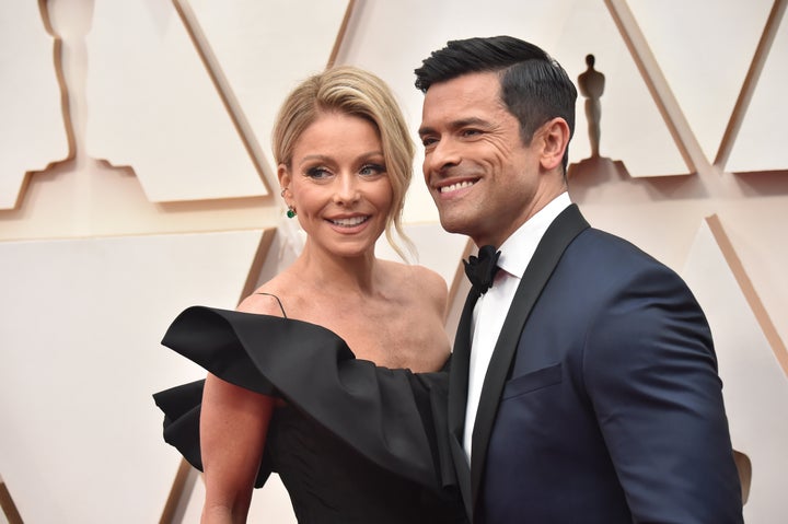 Kelly Ripa Passed Out During Sex With Mark Consuelos, She Says In New Book 1 Kelly Ripa and Mark Consuelos were both well dressed at the 2020 Oscars, but that wasn't the case when he took her to the emergency room many years ago, she wrote.