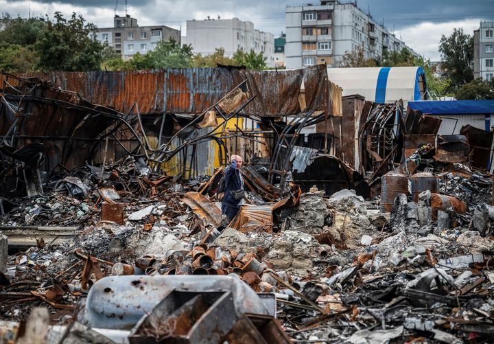 Ένας ντόπιος κάτοικος περπατά δίπλα σε μια λαϊκή αγορά που καταστράφηκε από στρατιωτικά πλήγματα, καθώς η εισβολή της Ρωσίας στην Ουκρανία συνεχίζεται, στη Σαλτίβκα, μια από τις πιο κατεστραμμένες κατοικημένες περιοχές του Χαρκόβου Ουκρανία, 6 Σεπτεμβρίου 2022.