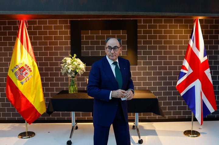 Ignacio Galán, tras firmar en el libro de condolencias abierto en la embajada de Reino Unido.