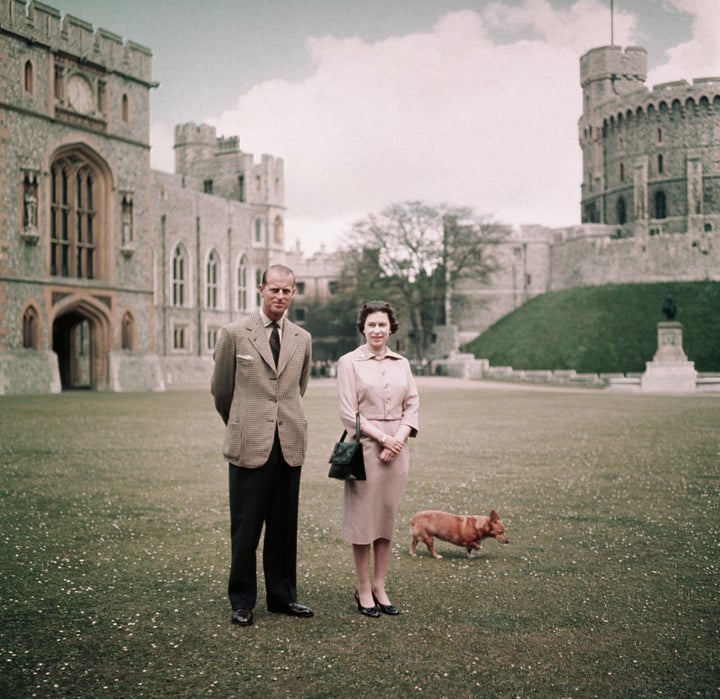 Isabel II y Felipe de Edimburgo posan en el castillo de Windsor, acompañados de uno de sus corgis.