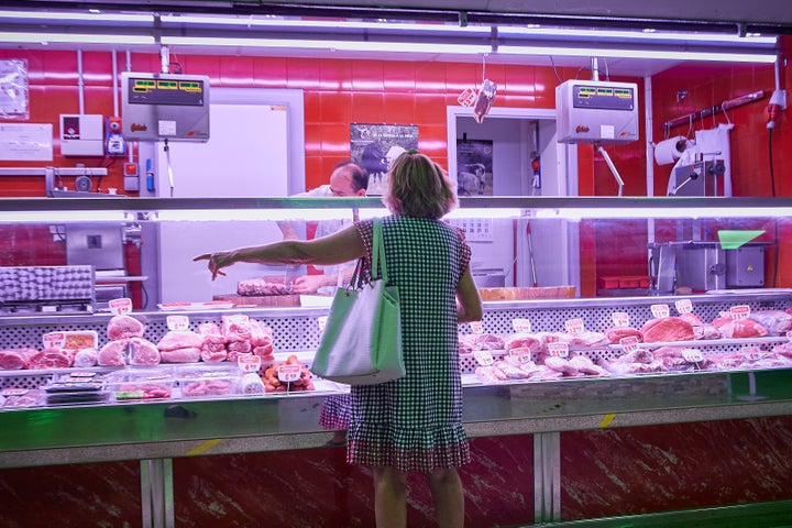Una mujer en una carnicería.