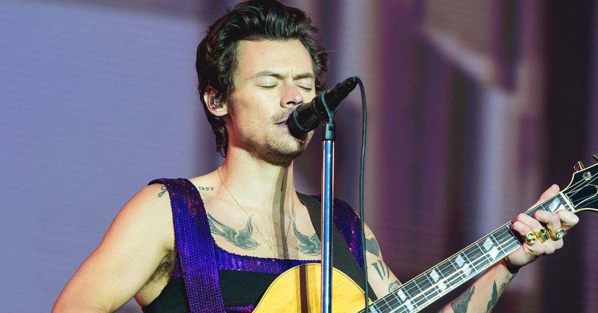 Watch Harry Styles Pay Tribute To Queen Elizabeth II At NYC Concert