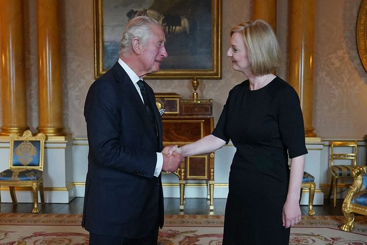 Carlos III recibe en Buckingham a Liz Truss.